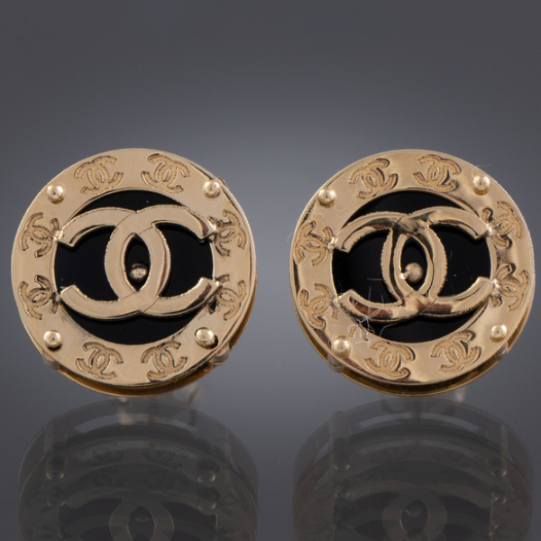 Pareja de pendientes estilo Chanel en oro amarillo de 18 kt y ónix negro.