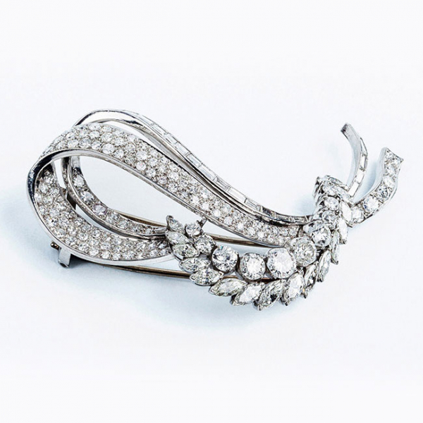 Elegante broche-alfiler vintage, años 40-50, de alta joyería en platino u oro blanco, formando una lazada con una espiga, y cuajado de limpios y blancos diamantes