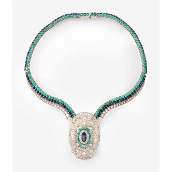 Gargantilla en oro blanco con gran centro Art Decó con diamantes talla brillante con un total de 13 cts aprox., zafiros azules talla redonda con un peso total de 22 cts aprox., y riviere de turquesas.