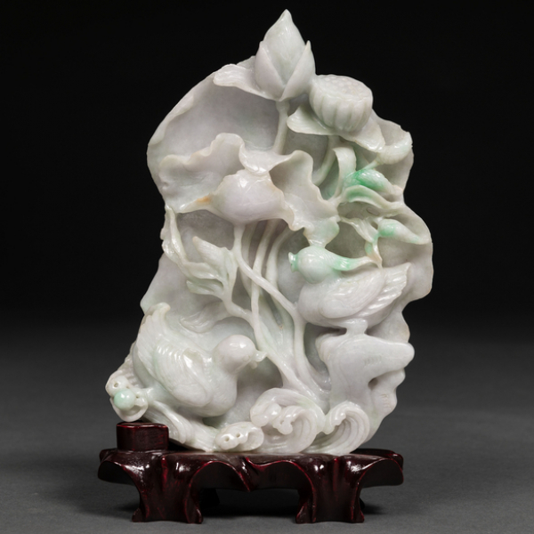 "Pájaros con aves" Grupo escultórico en jade. Trabajo Chino, Siglo XX