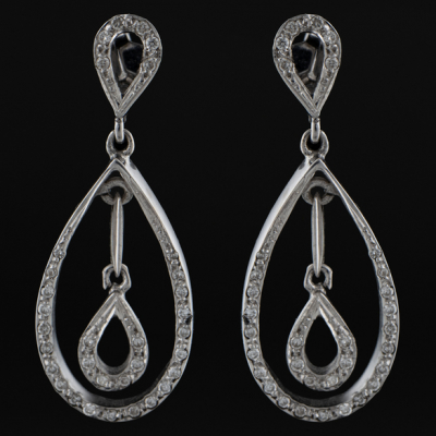 Pendientes largos en oro blanco de 18 kt con brillantes