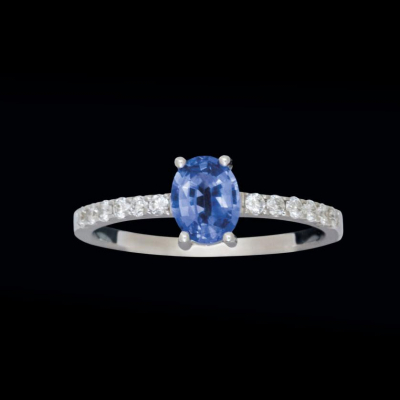 Anillo de oro blanco de 18 K. con zafiro azul talla oval (0,70 cts.) y brillantes 