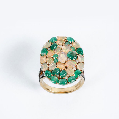 Bella sortija lanzadera en oro amarillo 18 K con pav&eacute; de esmeraldas naturales y &oacute;palos con blancos diamantitos 