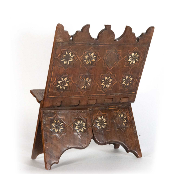 Raro soporte para lectura de Corán Andalusí Nazarí o Post Nazarí del siglo XV recortado y convertido en Atril Cristiano en el siglo XVI, Granadino de los siglos XV al XVI.