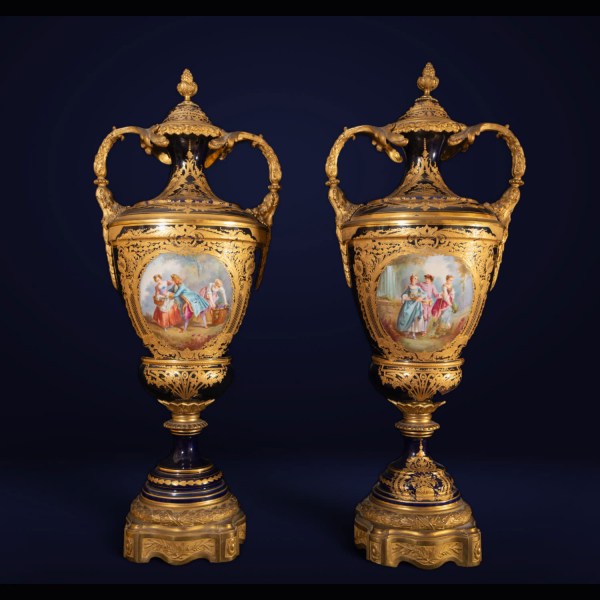 Pareja de Monumentales Jarrones de Sèvres del siglo XVIII, dedicados por el Marqués de Argens a la Marquesa de Villette en 1777.