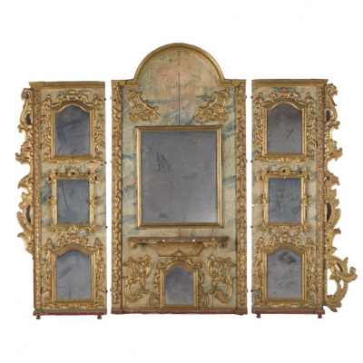 Importante boiserie Carlos III en madera tallada, marmolizada en tonos verdes y dorada.  