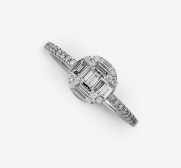 Sortija en oro blanco con cuajado de diamantes talla baguette central y diamantes  