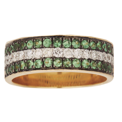 Sortija en oro con banda central de diamantes talla brillante custodiada por bandas de granates verdes talla redonda.