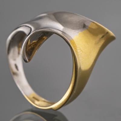 Anillo en oro blanco y oro amarillo de 18 kt.