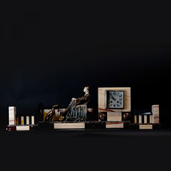 Importante Guarnici&oacute;n Art D&eacute;co en &Oacute;nix y M&aacute;rmol representando a Dama con Galgo, escuela francesa de los a&ntilde;os 40.