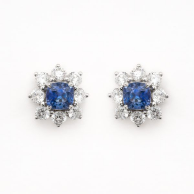 Pendientes roset&oacute;n en oro blanco con zafiro azul talla coj&iacute;n orlado por diamantes talla brillante.