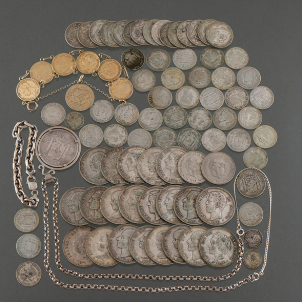 Conjunto de pulsera de siete monedas de plata dorada, pulsera de eslabones de plata y monedas de plata.