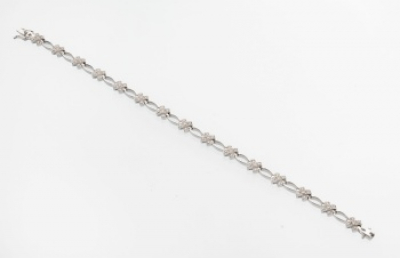 Pulsera en oro blanco con decoración de cruces en oro blanco y diamantes talla brillante