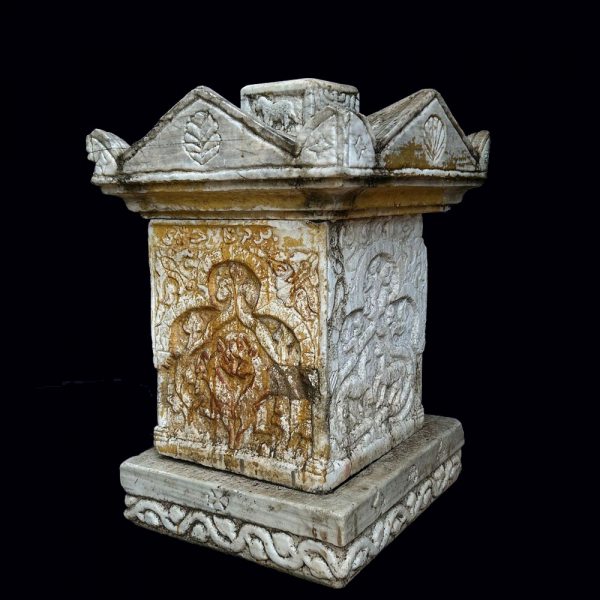 Altar Hispano-Hebreo realizado en mármol, España, siglo XIV.    Mármol labrado con decoraciones sefardíes.