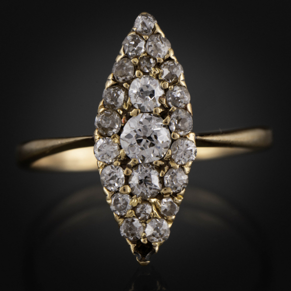 Sortija lanzadera en oro amarillo de 18 kt con diamantes talla brillante antigua.