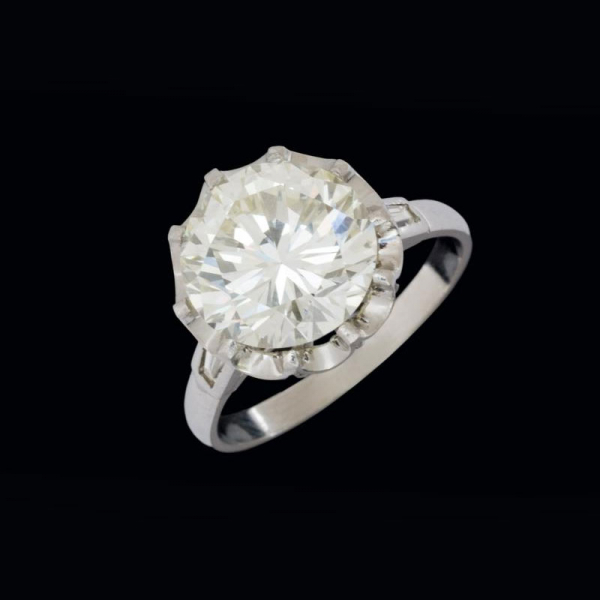 Anillo de oro blanco de 18 K. con diamante talla brillante desmontado de 3,43 cts.  Color: I. Pureza: VVS2.