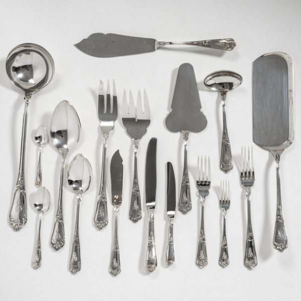 Cubertería de doce servicios en plata española y punzonada del siglo XX.