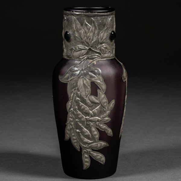 Jarrón Art Nouveau posiblemente Austriaco en cristal color morado con aplicaciones en metal y cristales.