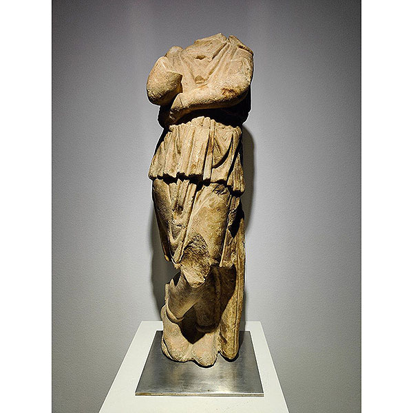 Importante Escultura Romana de Joven Bárbaro, siglos I - II DC, ex colección Jonathan Piser, Illinois.