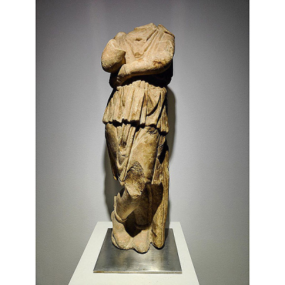 Importante Escultura Romana de Joven Bárbaro, siglos I - II DC, ex colección Jonathan Piser, Illinois.