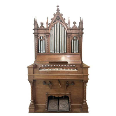 &Oacute;rgano de sal&oacute;n o Armonio de estilo neog&oacute;tico de la manufactura A. Corominas (Barcelona, 1895) tallado en madera de roble 