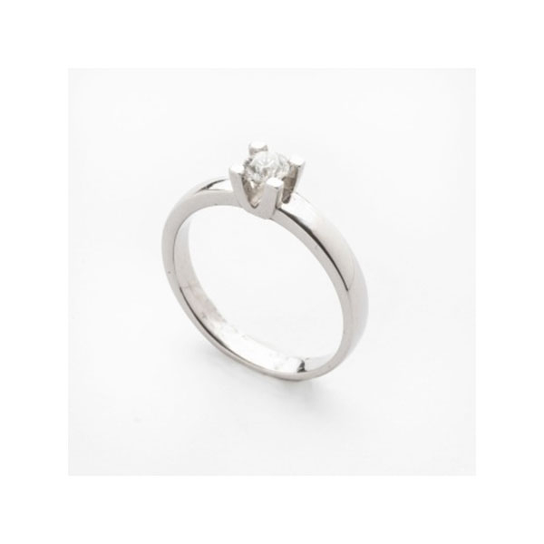 Sortija solitario en oro blanco con diamante talla brillante central con un peso total de 0,30 cts. aprox.