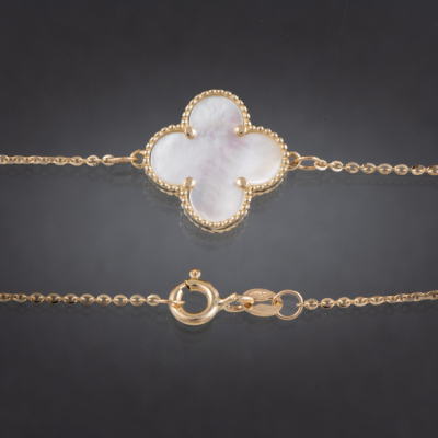 Pulsera en oro amarillo de 18 kt con colgante en forma de trébol con aplicaciones en nácar.