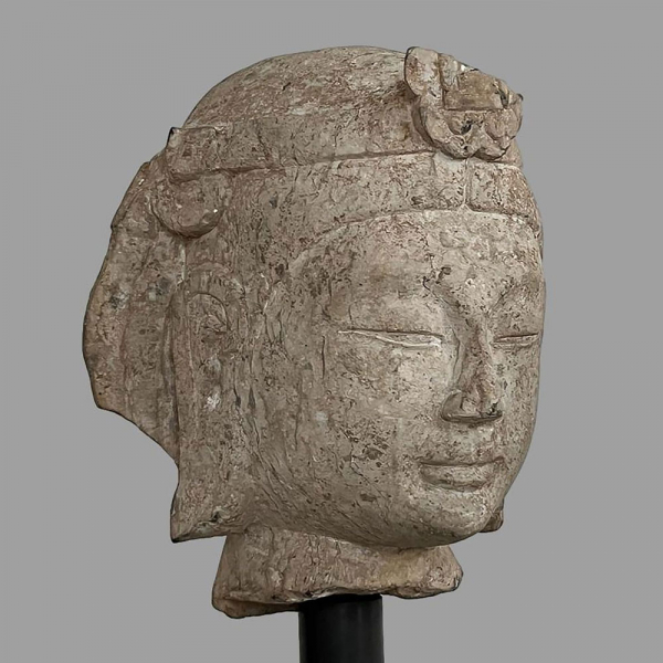 Cabeza del Bodhisattva Avalokitésvara “Kwan Yin”. Dinastía Qi del Norte 550 a 577 “Bei Qi”.