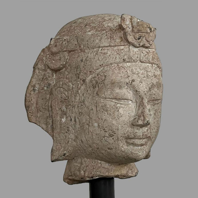 Cabeza del Bodhisattva Avalokitésvara “Kwan Yin”. Dinastía Qi del Norte 550 a 577 “Bei Qi”.