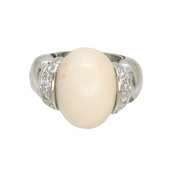 Anillo / Sortija oro blanco 18k, cabujón coral piel de ángel y brillantes, años 60.
