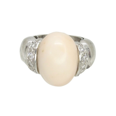 Anillo / Sortija oro blanco 18k, cabujón coral piel de ángel y brillantes, años 60.