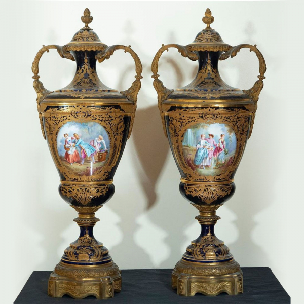 Elegante pareja de jarrones en porcelana de S&egrave;vres "Bleu Royale" pintados y esmaltados a mano, trabajo franc&eacute;s del siglo XIX.