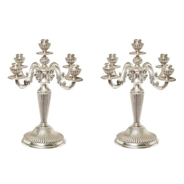 Pareja de candelabros de cinco luces en plata espa&ntilde;ola punzonada con decoraci&oacute;n gallonada y de acantos, s.XX.