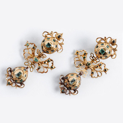 Pendientes antiguos, largos, en oro amarillo 18 K, formando tres cuerpos en movimiento, decorados con esmeraldas naturales y motivos de lazos calados