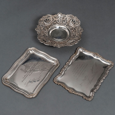 Conjunto de dos bandejas rectangulares y un centro circular en plata española punzonada. Siglo XX. 