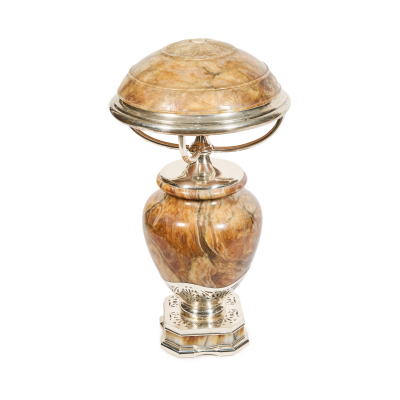 Lámpara de sobremesa Art Deco en ónix con estructura en plata punzonada barcelonesa con contrastes del platero Agustín Valentí Colom (1869-1949), ppios. del s.XX.