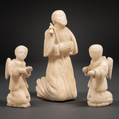 &quot;Santiago en actitud orante flanqueado con pareja de ángeles alados&quot; Trabajo Colonial del siglo XVIII-XIX, tres esculturas talladas en piedra huamanga.