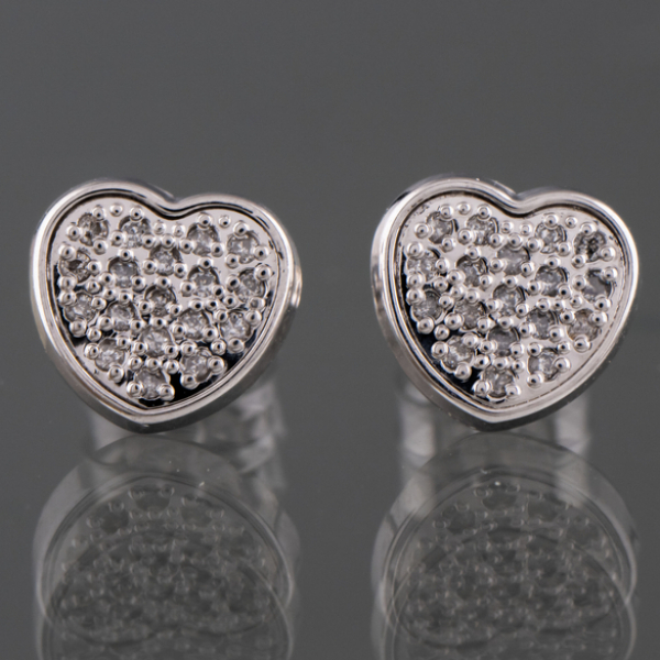 Pareja de pendientes en oro blanco de 18kt en forma de corazón orlados de brillantería.