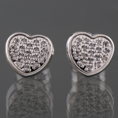 Pareja de pendientes en oro blanco de 18kt en forma de corazón orlados de brillantería.