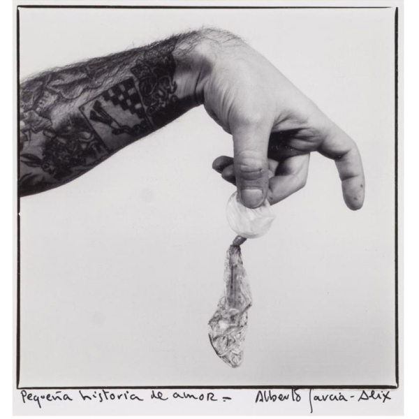 Alberto García Alix. "Pequeña historia de amor (1994)". Fotografía en blanco y negro sobre papel. Firmada.