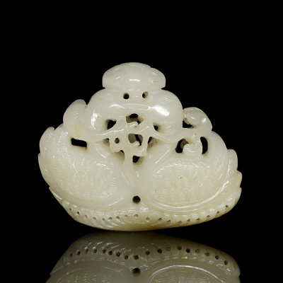 Talla de jade blanco "Patos con lingzhi".  Dinast&iacute;a Qing (1644&ndash;1912). 