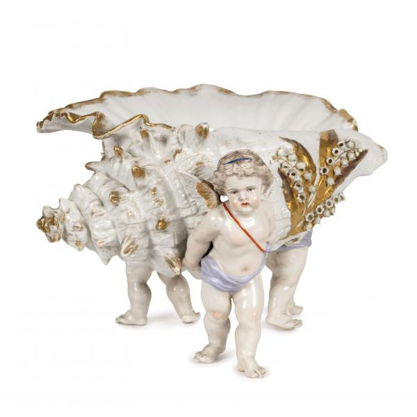 Gran centro de mesa en porcelana alemana de Sajonia. Esmaltada, vidriada y dorada.