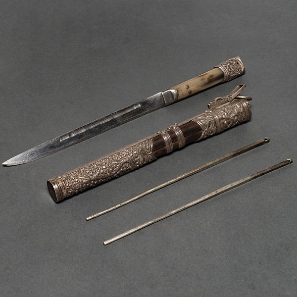 Set de palillos de viaje realizado en plata repujada, madera y asta época Qing (1644 -1912)