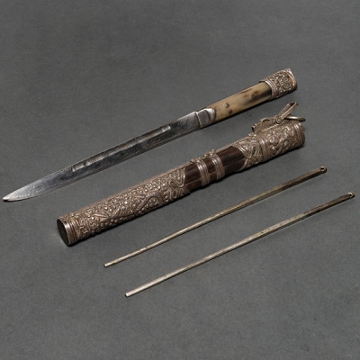 Set de palillos de viaje realizado en plata repujada, madera y asta época Qing (1644 -1912)