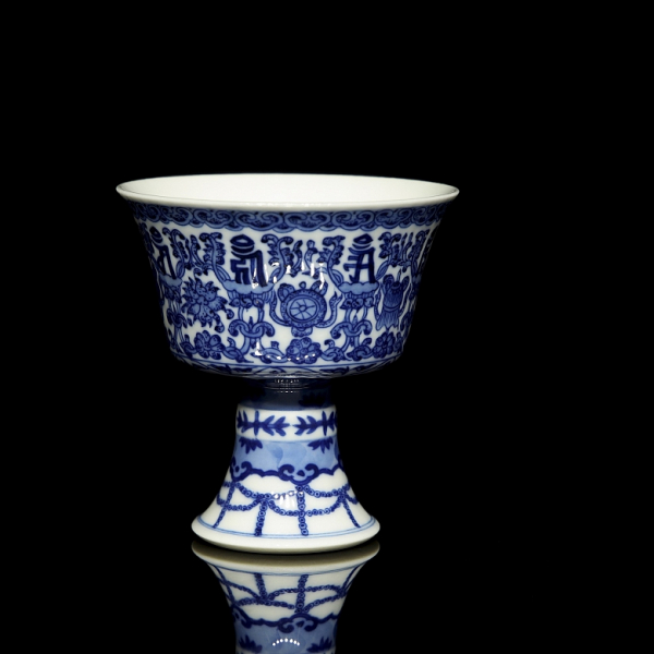 Copa ceremonial de porcelana "Emblemas budistas", con sello Daoguang.  