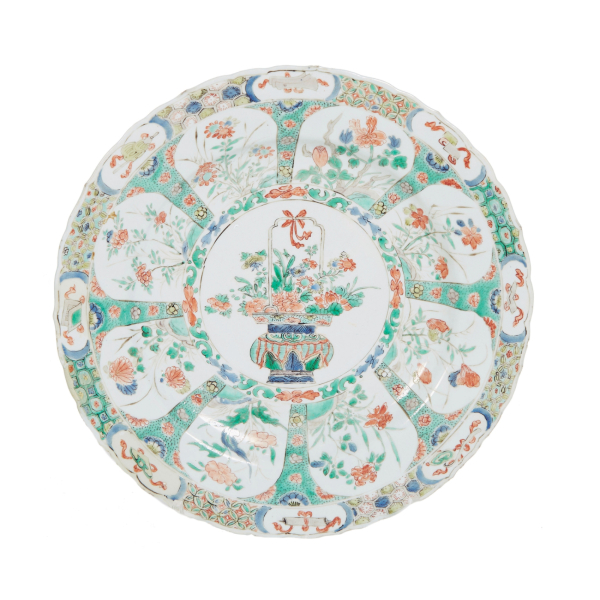 Plato en porcelana china Familia Verde para la exportaci&oacute;n por la Compa&ntilde;&iacute;a Brit&aacute;nica de las Indias Orientales, per&iacute;odo Kangxi, c.1700.