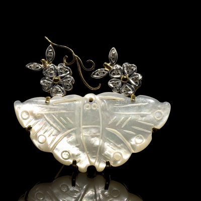 Broche con forma de mariposa en oro de 18K, n&aacute;car y diamantes. 