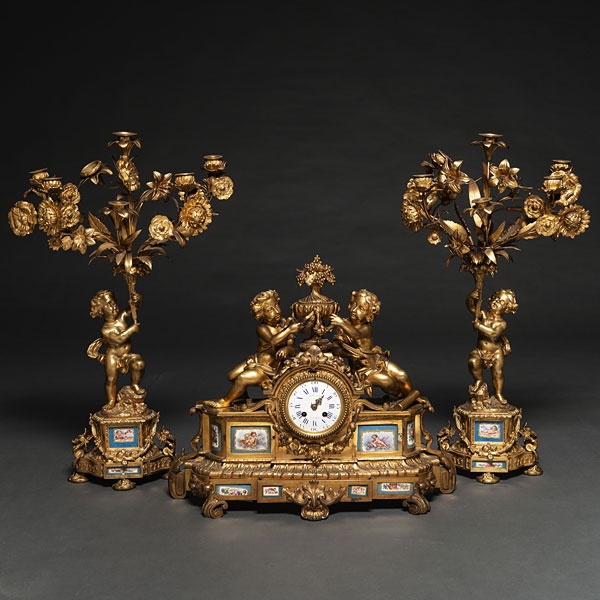 JULIEN LEROY-PARIS - Reloj de sobremesa francés estilo Luís XV con guarnición de candelabros en bronce dorado. Trabajo francés, Siglo XIX.
