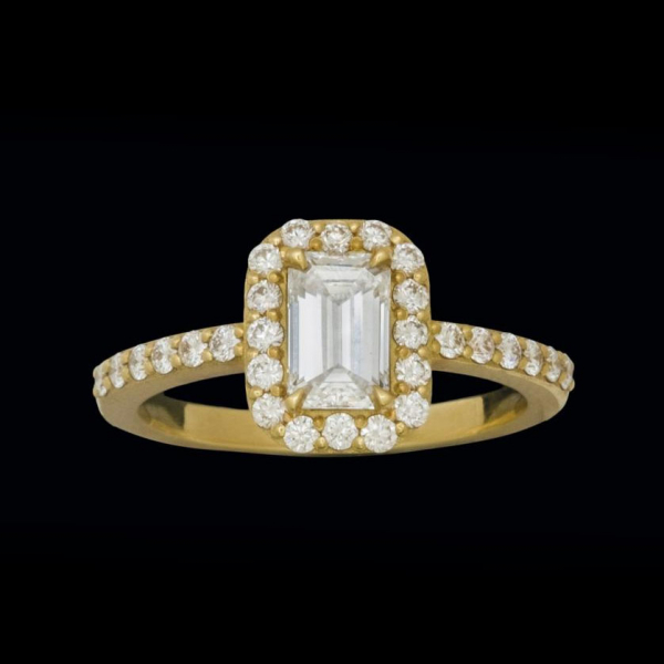 Anillo de oro blanco de 18 K. con diamante talla esmeralda de 0,70 cts. (F-VS2) orlado de brillantes  y brillantes en los hombros (0,40 cts.).