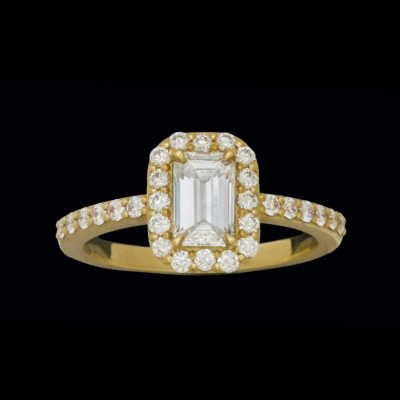 Anillo de oro blanco de 18 K. con diamante talla esmeralda de 0,70 cts. (F-VS2) orlado de brillantes  y brillantes en los hombros (0,40 cts.).